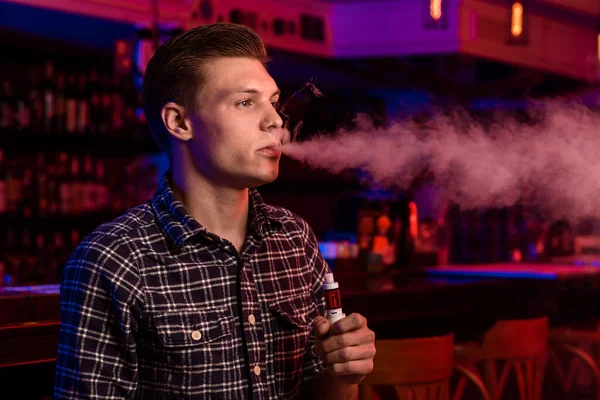 Muž Kouří Elektronickou Cigaretu Obchodě Vinnou Révou Panel Nástrojů — Stock fotografie