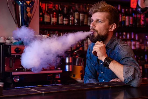 Znásilnění Vaping Člověka Oblaku Páry Fotografie Pořízena Vinném Baru Obchod — Stock fotografie