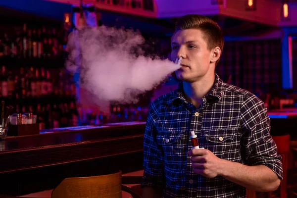 Мужчина Курит Электронную Сигарету Магазине Vape Bar — стоковое фото