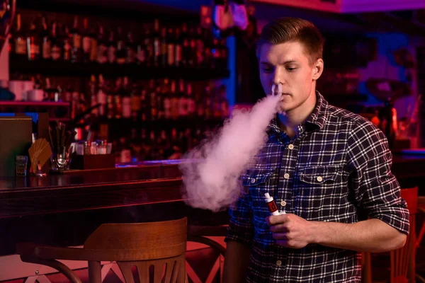 Мужчина Курит Электронную Сигарету Магазине Vape Bar — стоковое фото