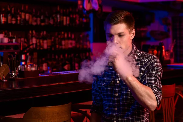 Мужчина Курит Электронную Сигарету Магазине Vape Bar — стоковое фото