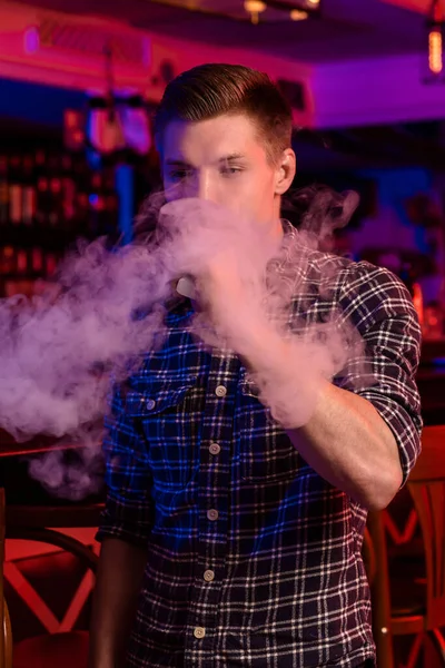 Muž Kouří Elektronickou Cigaretu Obchodě Vinnou Révou Panel Nástrojů — Stock fotografie