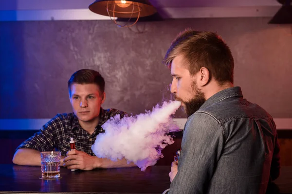 Two Young Men Smoke Electronic Cigarettes Vapebar Vape Shop — Stock Photo, Image