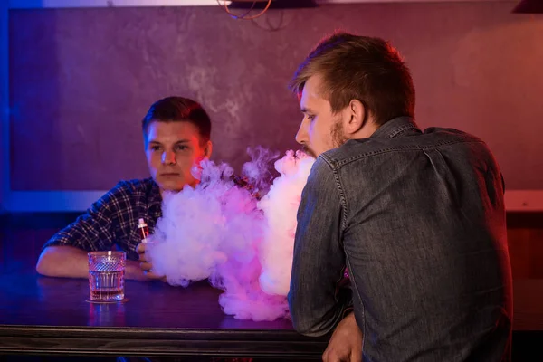 Zwei Junge Männer Rauchen Einer Dampfbar Elektronische Zigaretten Vaporetto — Stockfoto