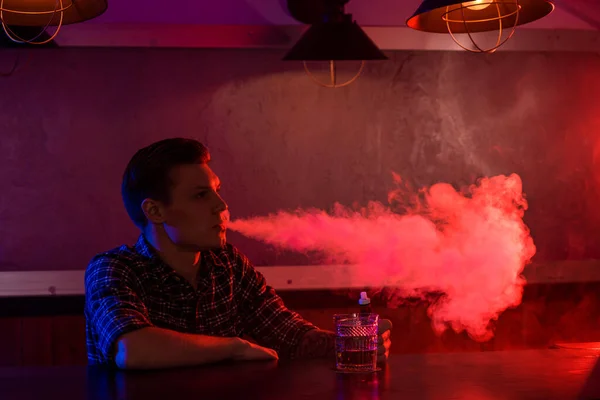Der Mann Raucht Vaporetto Eine Elektronische Zigarette Vaporetto — Stockfoto