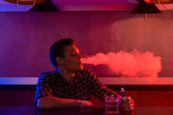 Hombre Fuma Cigarrillo Electrónico Tienda Vapores Barra Cinta — Foto de Stock