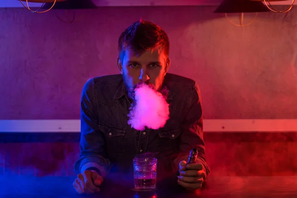 Homem Fuma Cigarro Eletrônico Loja Vape Vape Bar — Fotografia de Stock