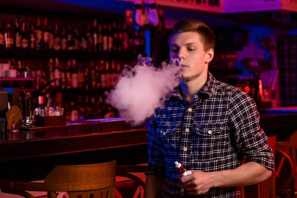 Мужчина Курит Электронную Сигарету Магазине Vape Bar — стоковое фото