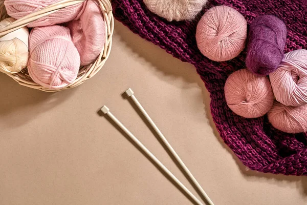 Des Couilles Fil Des Boules Fils Colorés Dans Plat Osier — Photo