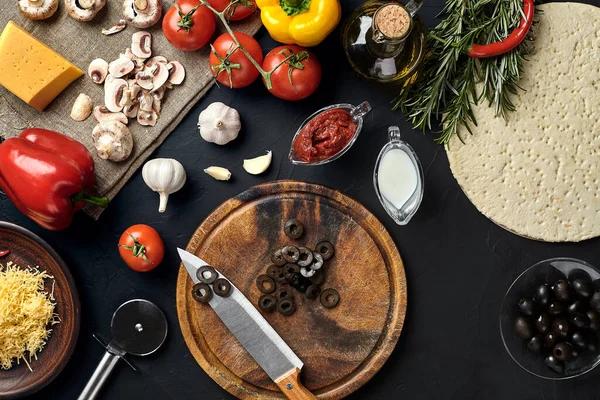 Corte Tabla Madera Con Ingredientes Tradicionales Preparación Pizza Queso Salsa — Foto de Stock