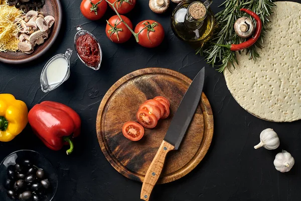 Corte Tabla Madera Con Ingredientes Tradicionales Preparación Pizza Queso Tomates — Foto de Stock