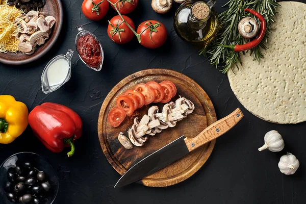 Corte Tabla Madera Con Ingredientes Tradicionales Preparación Pizza Queso Tomates — Foto de Stock