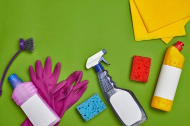 Yüksek kaliteli deterjanlar ve temizlik aksesuarları, örneğin: çok renkli süngerler, dezenfektan, sprey ve temizleyici boş etiketli bulaşıklar için, menekşe fırçası, mor lastik eldiven ve sarı