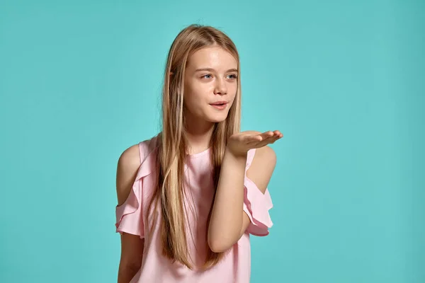 Retrato Estúdio Adolescente Loiro Elegante Uma Camiseta Rosa Sobre Fundo — Fotografia de Stock