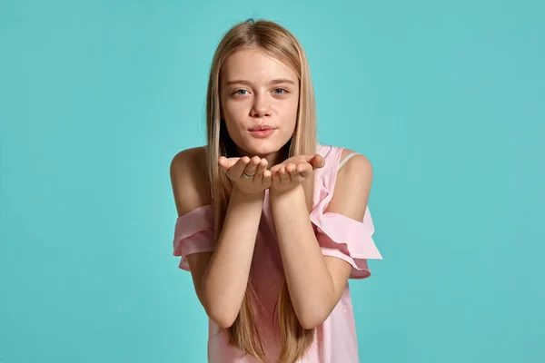 Studio Ritratto Elegante Adolescente Bionda Una Shirt Rosa Sfondo Blu — Foto Stock