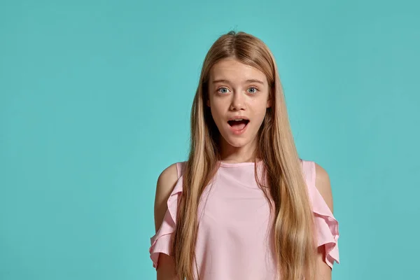 Studio Ritratto Seducente Adolescente Bionda Una Shirt Rosa Sfondo Blu — Foto Stock