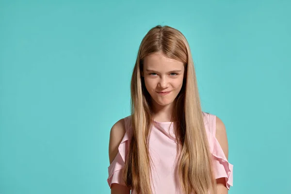 Studio Portrét Krásného Blonďatého Adolescenta Růžovém Tričku Modrém Pozadí Různých — Stock fotografie