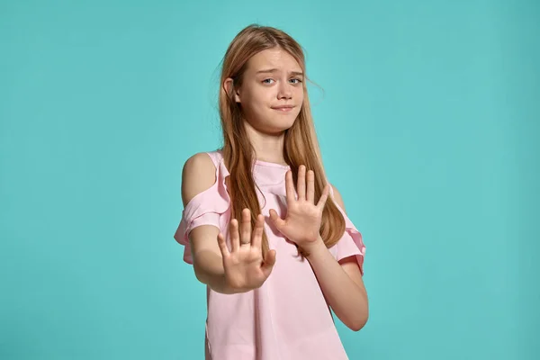 Retrato Estúdio Belo Adolescente Loiro Uma Camiseta Rosa Sobre Fundo — Fotografia de Stock