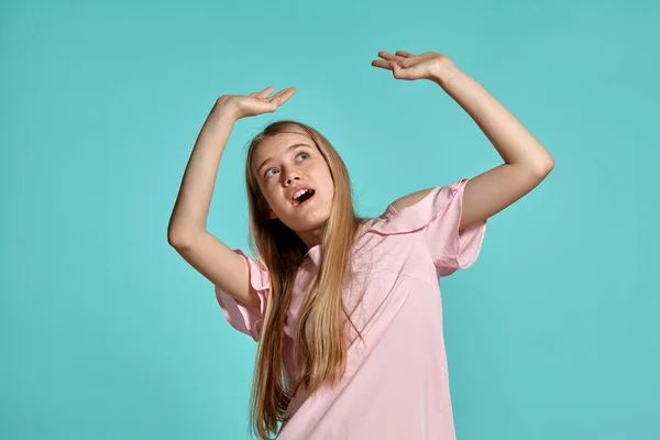 Retrato Estúdio Uma Adolescente Loira Fina Uma Camiseta Rosa Fundo — Fotografia de Stock