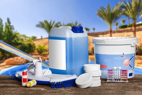 Buen Equipo Con Productos Químicos Limpieza Herramientas Para Mantenimiento Piscina —  Fotos de Stock