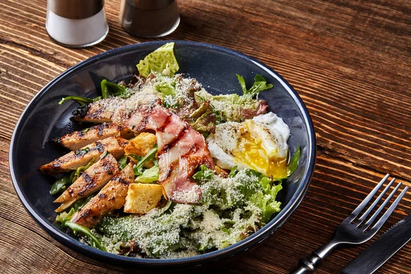 Caesarsallad Caesar Dressing Sur Smak Vinäger Ofta Serveras Med Gröna — Stockfoto