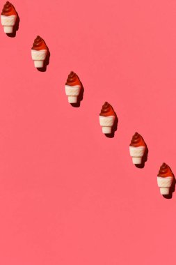 Açık renkli pastel mercan arka planda renkli jöleli dondurma külahlarının fotoğrafı. Üst Manzara. Pozitif fikir için model.