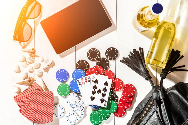 Karta Balíček Obklopený Pokerových Žetonů Rozptýlené Mušle Sklenice Tablet Dvě — Stock fotografie