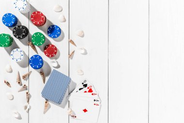 Blog sosyal medya poker sonrası. Yukarıdan kopya alanı ile görüntüleyin. Banner şablon düzeni mockup online casino için. Ahşap beyaz masa, çalışma alanı üzerinde üstten görünüm. Online casino ve kumar için Banner