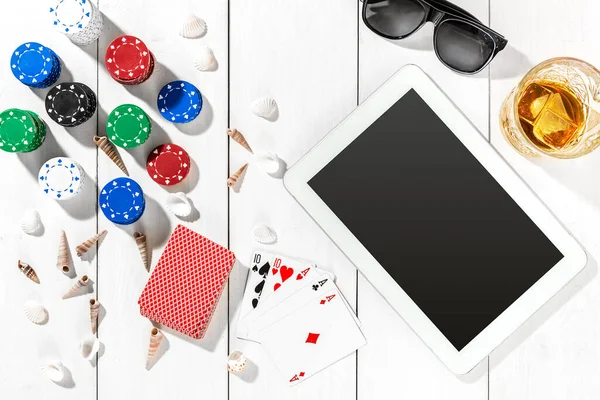 Szerencsejáték Póker Zseton Kártya Kocka Közeli Tabletta Fehér Fából Készült — Stock Fotó