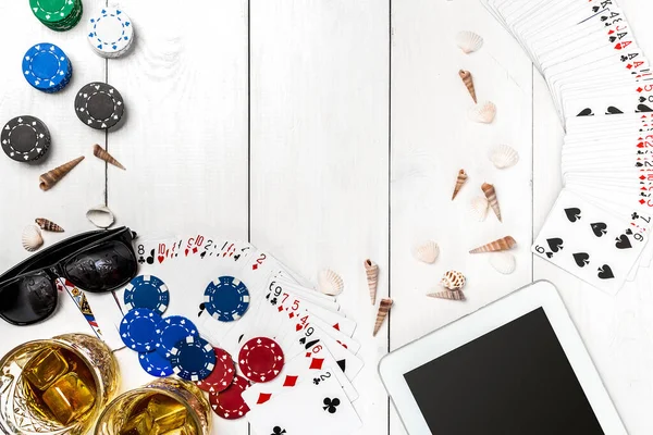 Играет Покер Чипсы Карты Кости Рядом Планшет Белом Деревянном Столе — стоковое фото