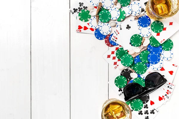 Играет Фишки Покера Карты Солнцезащитные Очки Белом Деревянном Столе Вид — стоковое фото