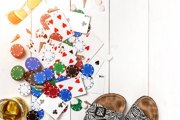 Gioco Azzardo Poker Chips Carte Occhiali Sole Infradito Tavolo Legno — Foto Stock