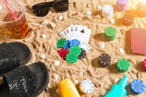 Plażowy Poker Chipy Karty Piasku Wokół Muszli Okularów Przeciwsłonecznych Klapek — Zdjęcie stockowe