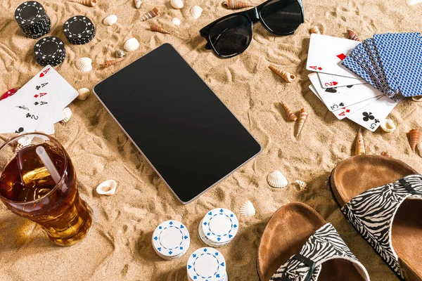 Gra Pokera Online Plaży Cyfrowego Tabletu Stosy Żetonów Widok Góry — Zdjęcie stockowe