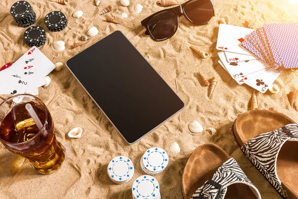 Gra Pokera Online Plaży Cyfrowego Tabletu Stosy Żetonów Widok Góry — Zdjęcie stockowe