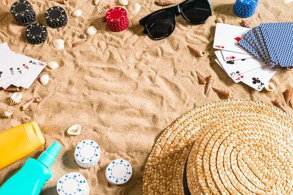 Plażowy Poker Chipy Karty Piasku Wokół Muszli Okularów Kapelusza Widok — Zdjęcie stockowe