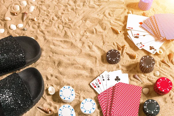 Пляжный Покер Чипсы Карты Песке Вокруг Ракушек Шлепанцев Вид Сверху — стоковое фото