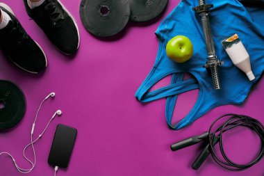 Fitness kadın kıyafeti arka plan üstten görünüm. Kadınlar, aktif yaşam tarzı, vücut bakım kavramı için spor giyim ve malzemeleri seti