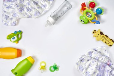 Bebek için aksesuarlar kümesi. Emzik, şişe, Bebek bezi, beyaz arka plan üzerinde krem. Anne kavramı üstten görünüm
