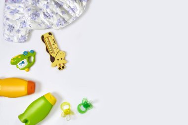Bebek için aksesuarlar kümesi. Emzik, şişe, Bebek bezi, beyaz arka plan üzerinde krem. Anne kavramı üstten görünüm