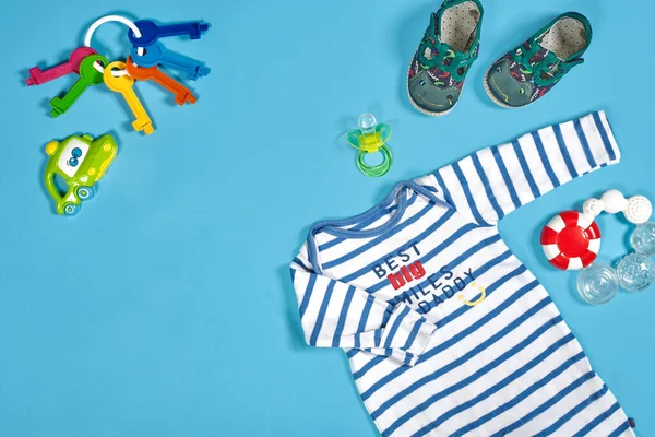 Bebek Kıyafetleri Tuvalet Eşyaları Oyuncaklar Mavi Arka Planda Sağlık Malzemeleri — Stok fotoğraf