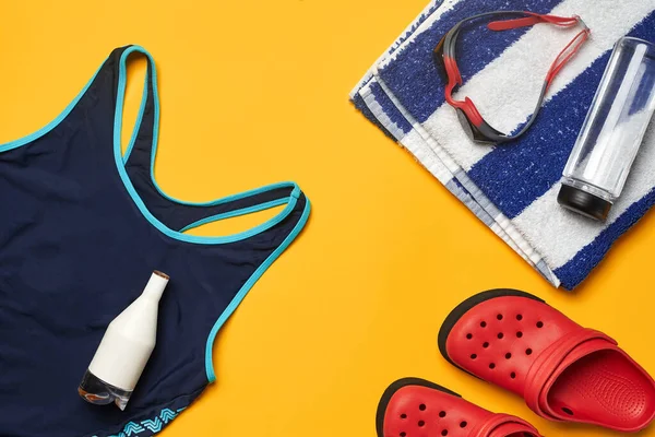 Flat Lay Summer Pool Accessories Blue Swimwear Swimming Goggles Transparent — Foto de Stock