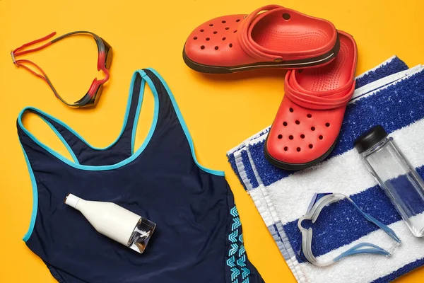 Flat Lay Summer Pool Accessories Blue Swimwear Swimming Goggles Bottle — Foto de Stock