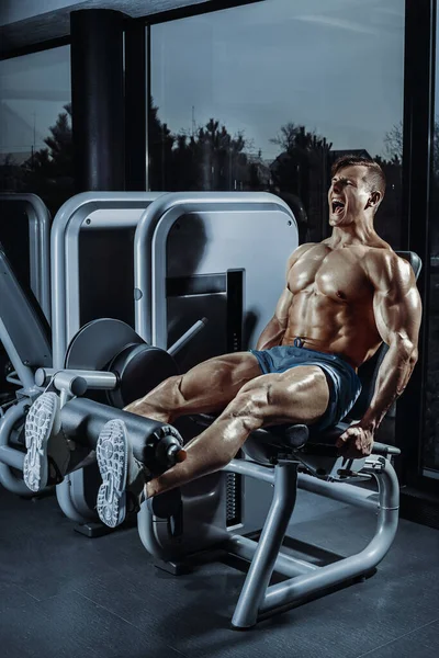 Bacak Egzersizleri Spor Salonunda Bacağı Olan Adam Spor Salonunda Poz — Stok fotoğraf
