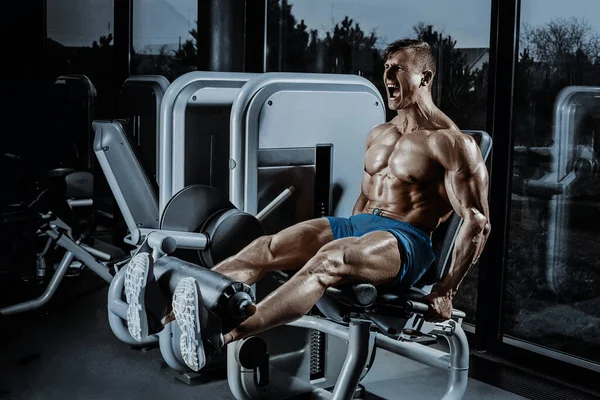 Leg Exercises Man Doing Leg Machine Gym Sexy Muscular Man —  Fotos de Stock