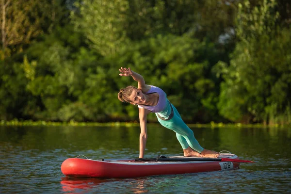 Photo Young Woman Doing Hand Stand Stand Paddle Board She — 스톡 사진