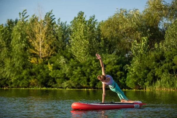 Photo Young Woman Doing Hand Stand Stand Paddle Board She — 图库照片