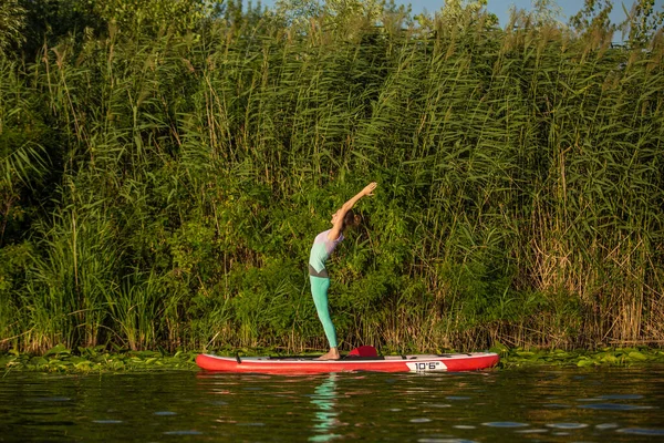 Młoda Kobieta Robi Joga Stand Paddle Board Sup Piękne Jeziora — Zdjęcie stockowe