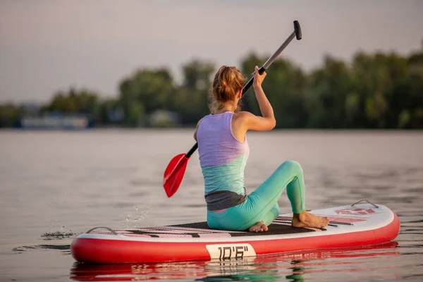 Mulher Desportiva Posição Ioga Paddleboard Fazendo Ioga Prancha Jantar Exercício — Fotografia de Stock