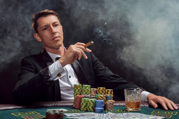 Smart Person Black Slassic Suit White Shirt Playing Poker Sitting — Foto Stock